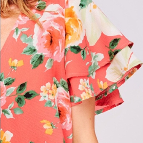 NWT Floral V-Neck Top w/Tiered Short Sleeves - Picture 8 of 16